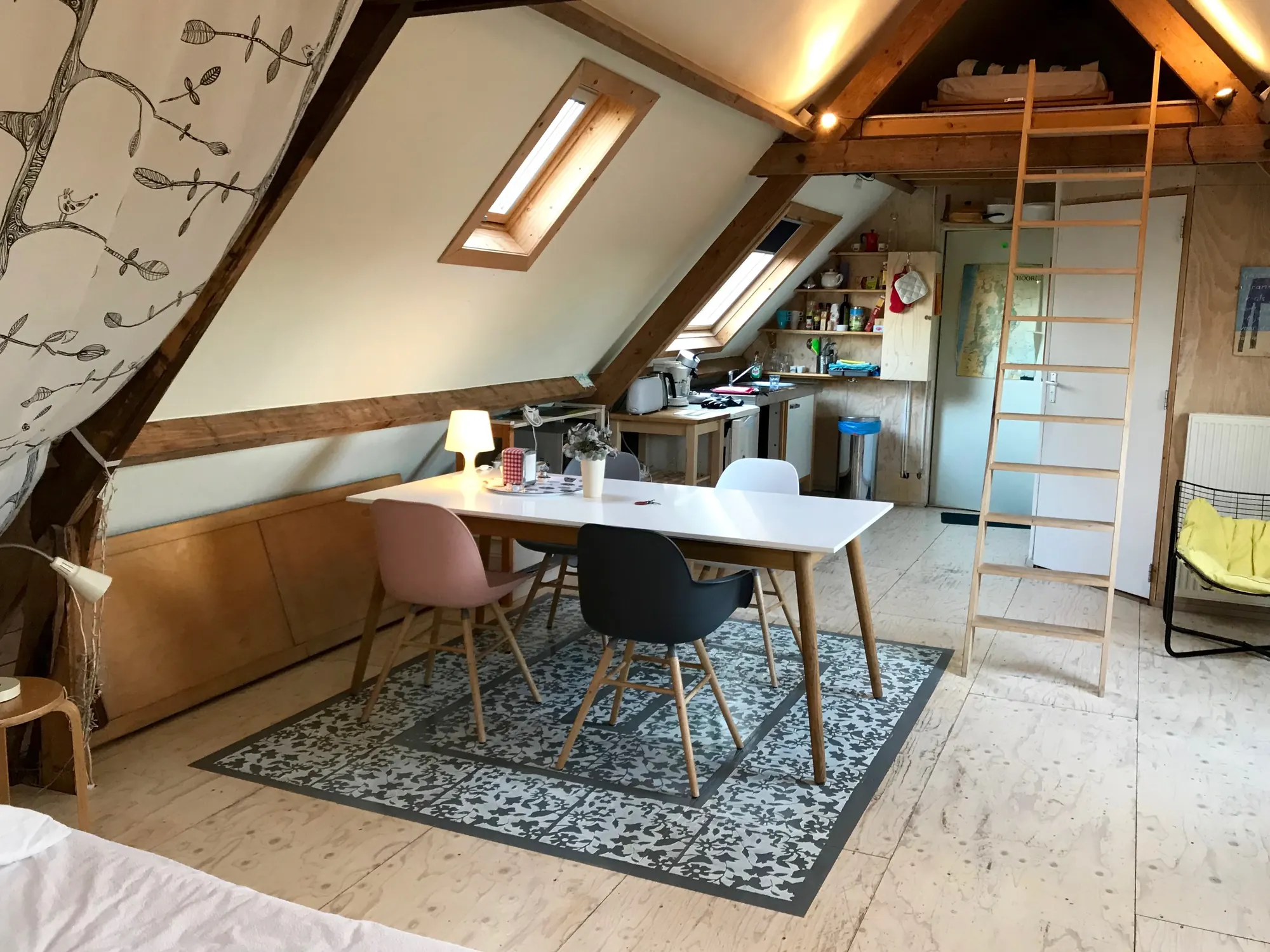 Eettafel en vlieringtrap in Atelier aan Zee