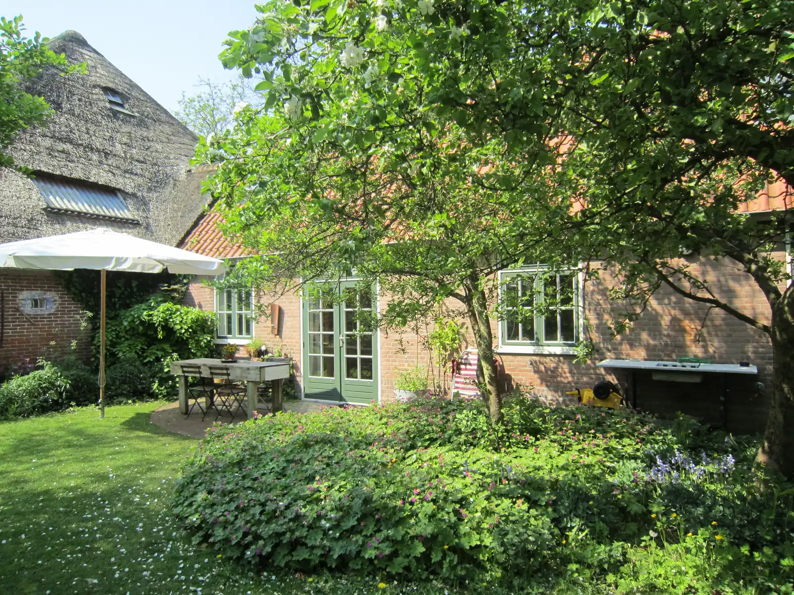De tuin met parasol