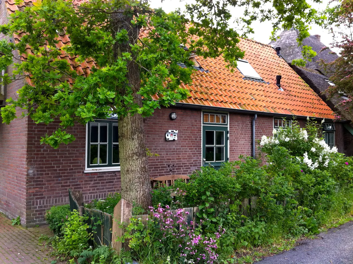 Het huis vanaf de straatkant