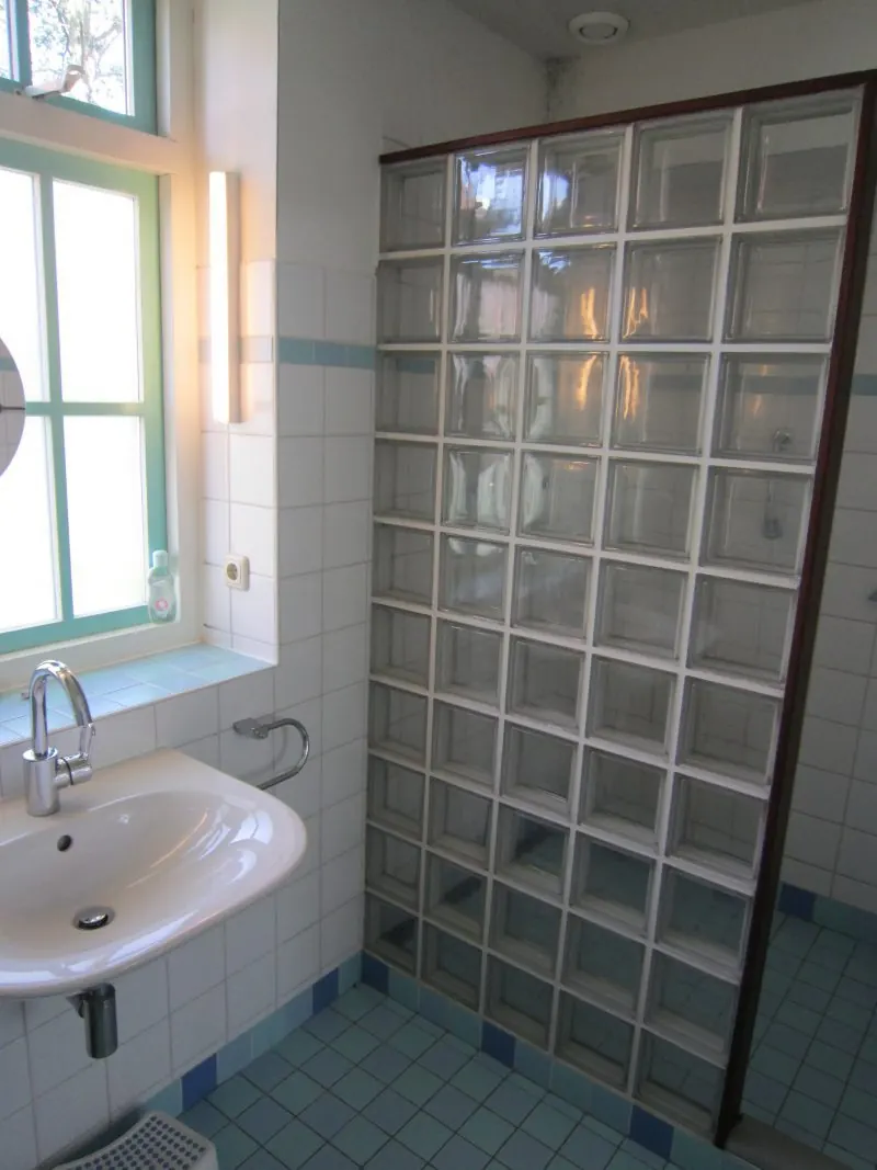 Douche met glazen bouwstenen in De Windroos